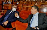 عزيز أخنوش رئيس الحكومة رفقة عبد اللطيف وهبي وزير العدل بالبرلمان